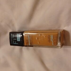 Nwt Maybelline natural tan foundation